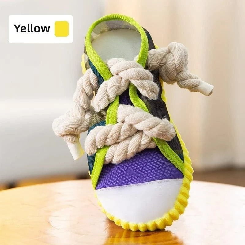 Squeaky slipper with sturdy cotton rope – dental care & fun for dogs